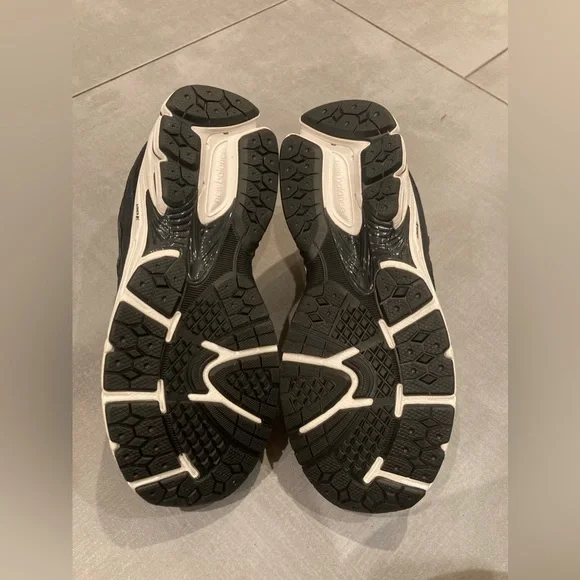 BLACK NEW BALANCES / KIDS SIZE 6